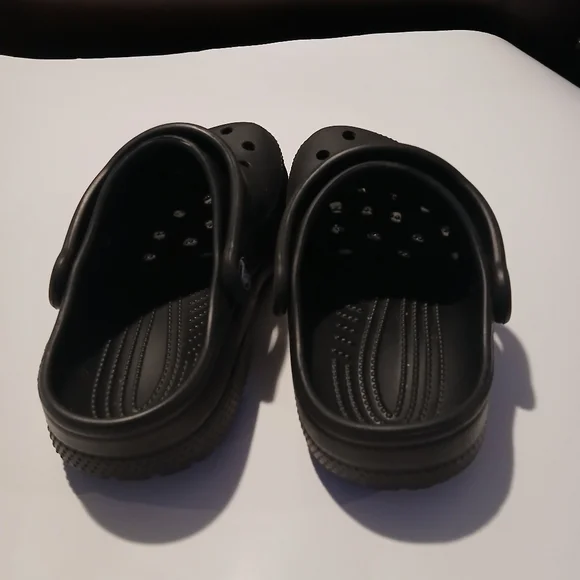 Kids Unisex Black Crocs. Youth Size 1 - Picture 3 of 8